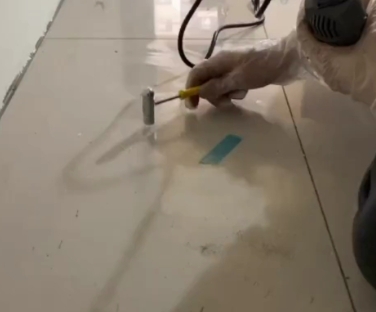南召瓷砖开裂维修公司专业分享瓷砖在铺贴前如果没有沥干水分，将会导致以下问题